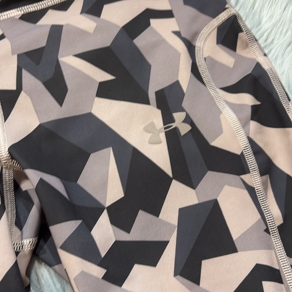 NWT Under Armour Heatgear UA Running Fitted Tough Run Printed Capri Sz M - Picture 3 of 9